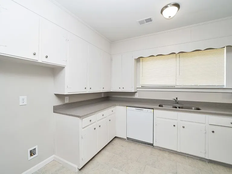419 Gladys St — Photo 19