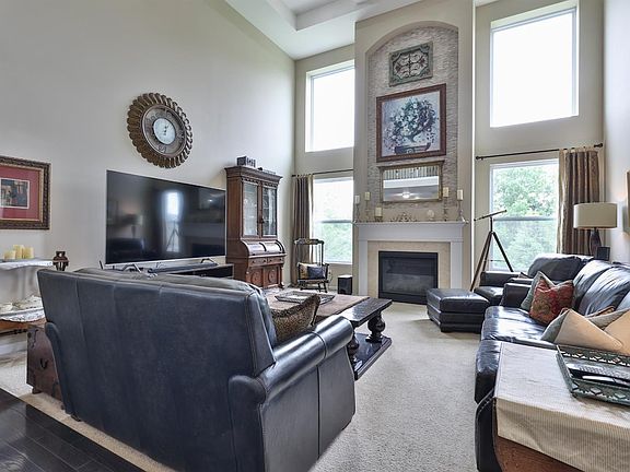 4th image of 456 Woodside Pl