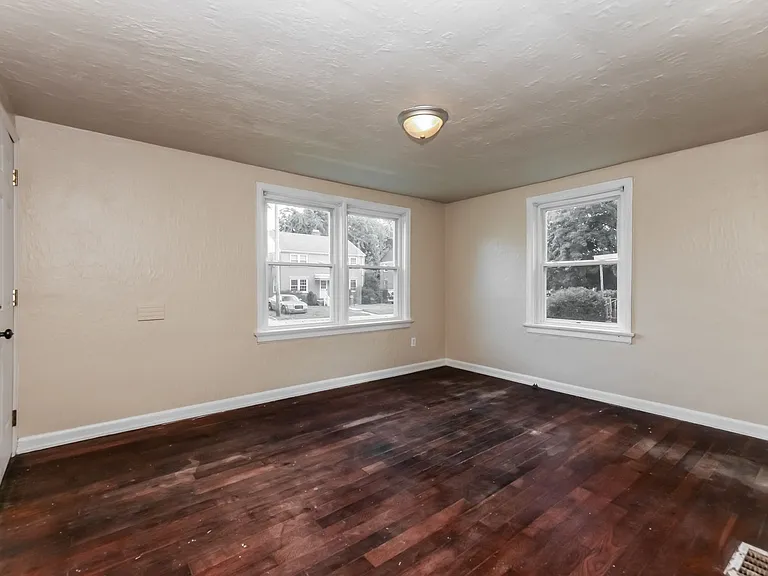 618-618 1/2 Lucas Dr — Photo 5