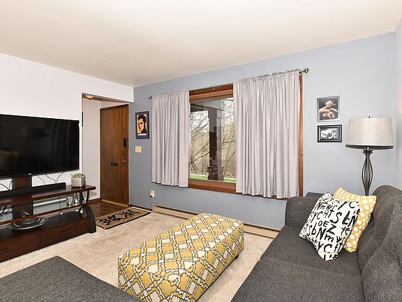 4th image of 1622 S Coachlight Dr