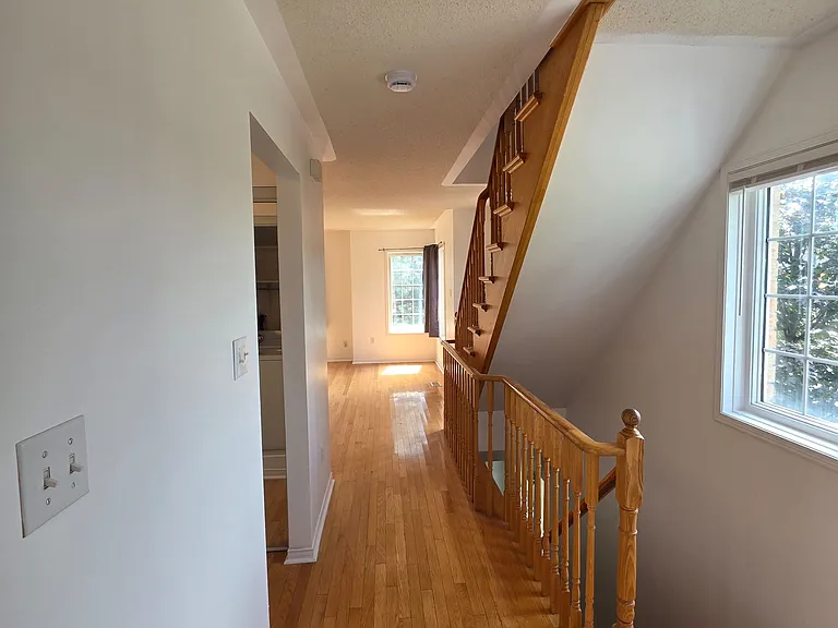 98 Birdstone Cres — Photo 5