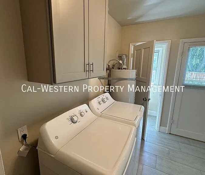 1385 Newport Ave — Photo 27