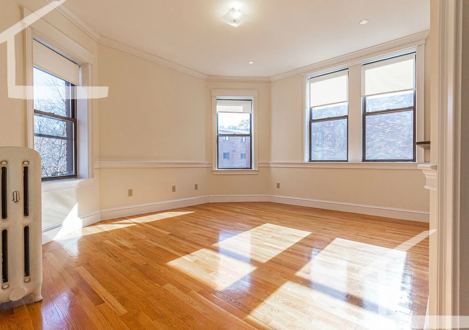 Newly renovated 2nd floor 1 bed unit right next to the Green Line! — Photo 4