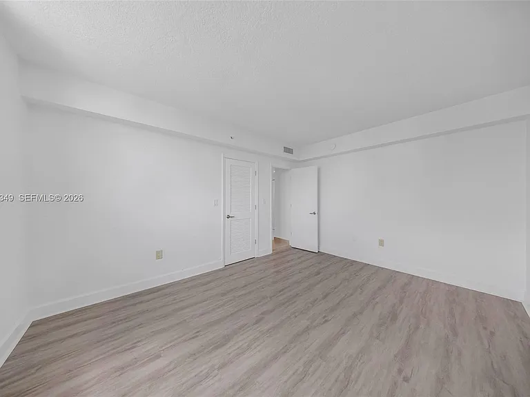 7501 E Treasure Dr #7M — Photo 21