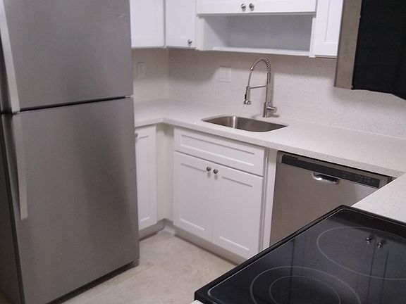 5th image of 207 Castlewood Dr #B