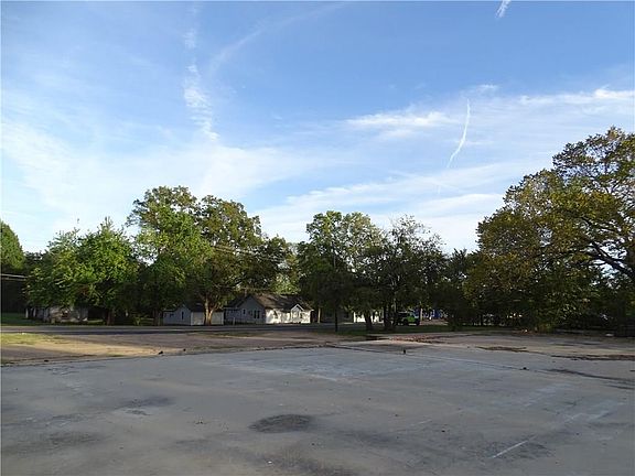 4th image of 402 S College Dr