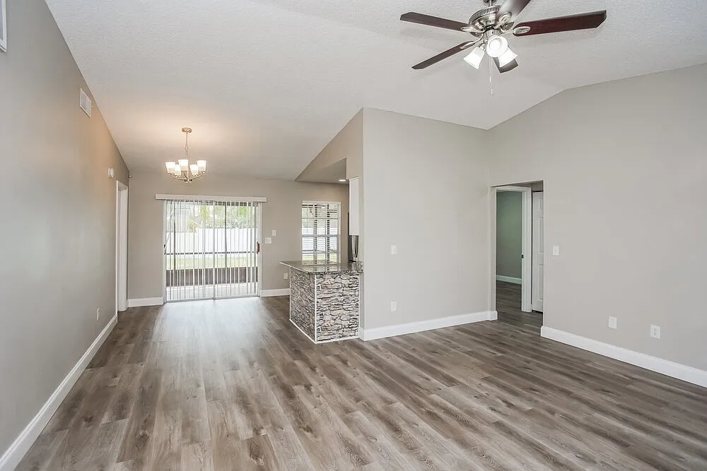 3 bed, 2.0 bath, 1167 sqft, $2,545 — Photo 4