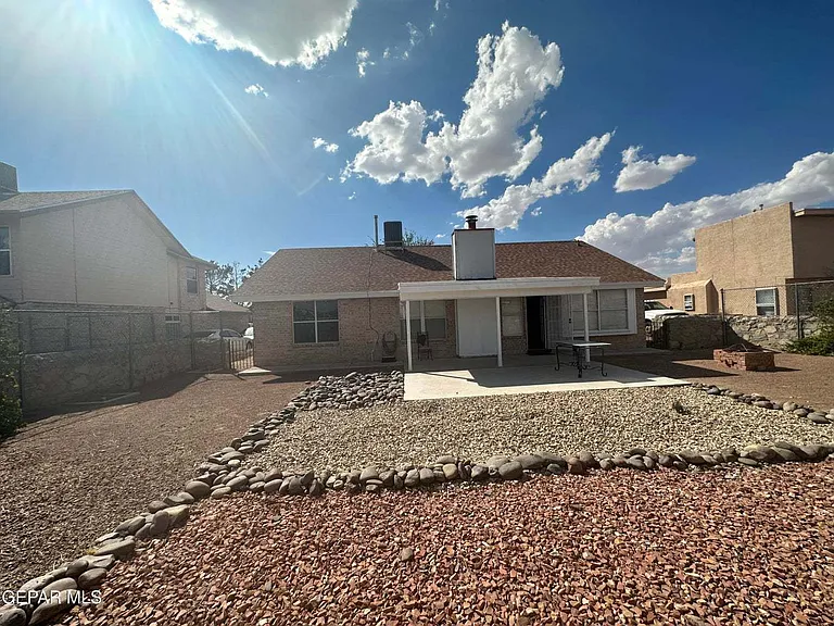 408 Hadley Pl — Photo 2