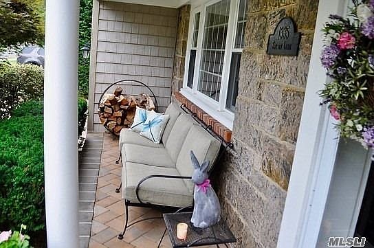 4th image of 1335 Surrey Ln