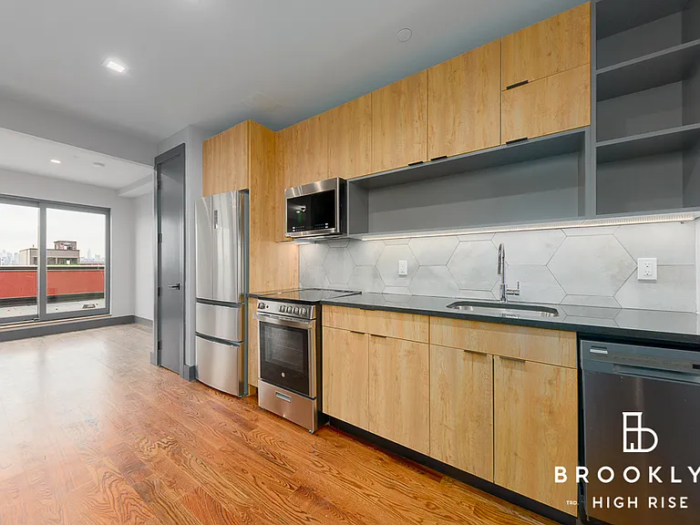 1461 Gates Ave #5E — Photo 2