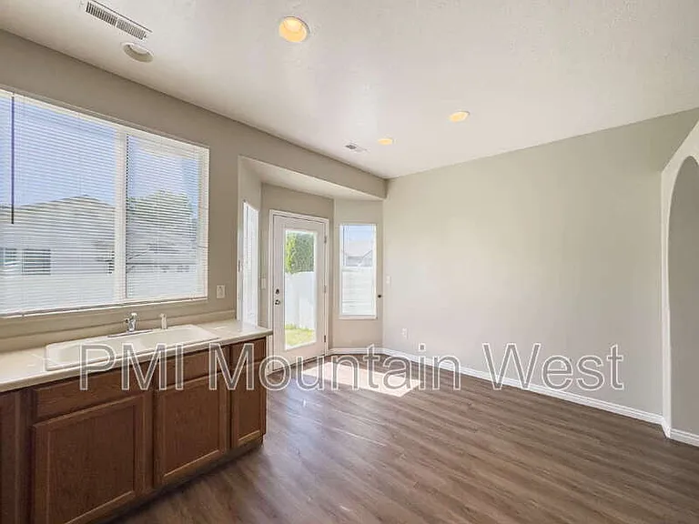 243 N Caleb Dr — Photo 10