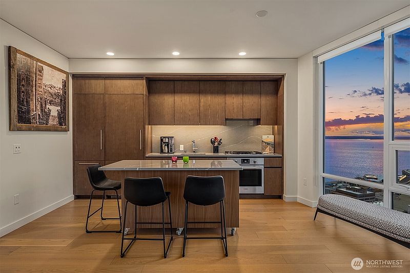 5th image of 121 Stewart Street #2501