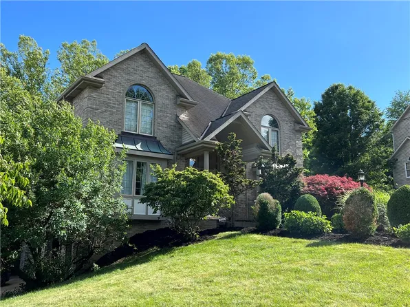100 Field Club Dr, Robinson Township, PA 15136