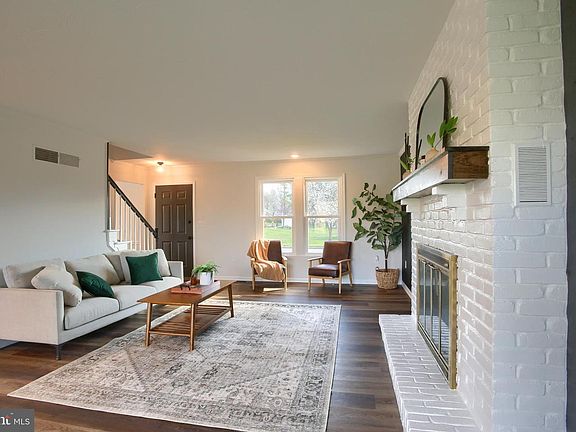3rd image of 402 Oaklyn Rd