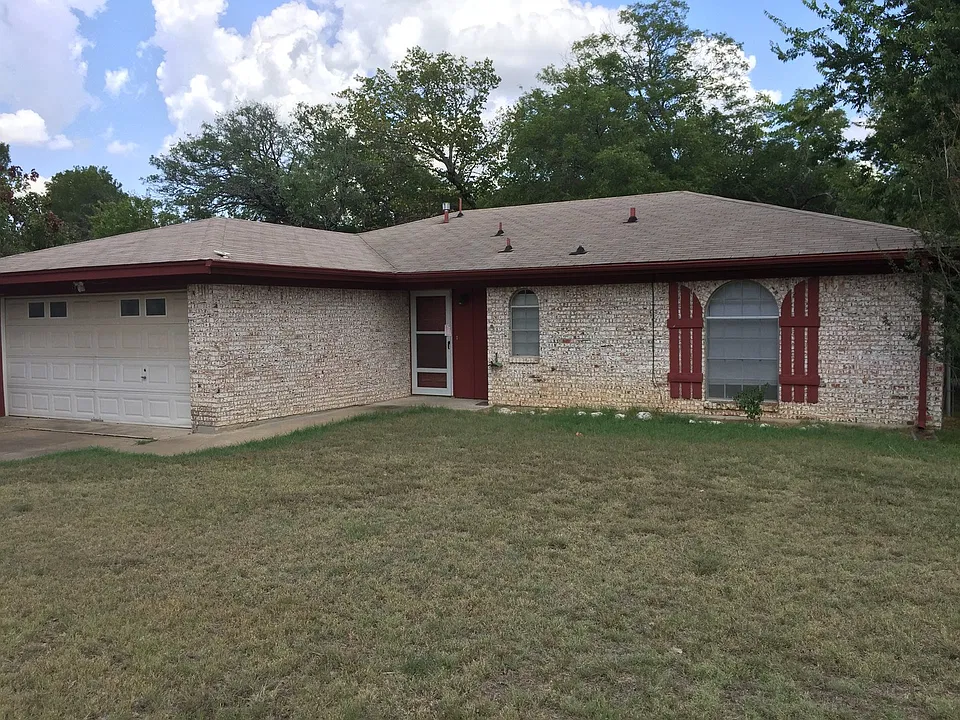 1915 Pleasant Ln
