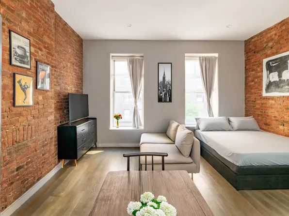 1018 Lexington Avenue image 1 of 4