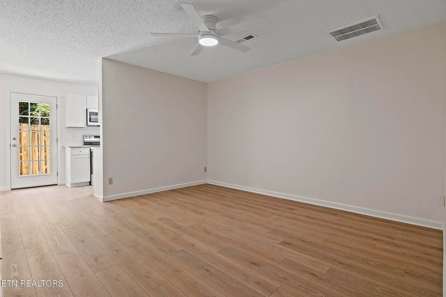 2 bed, 972 sqft, $1,700 — Photo 2