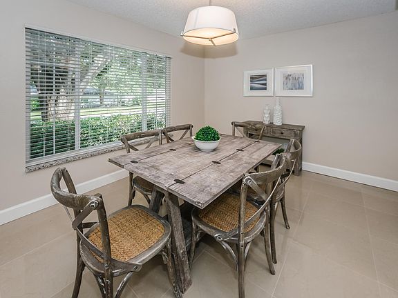 5th image of 3374 Hyde Park Dr