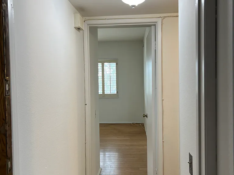 622 S Barrington Ave #301 — Photo 13