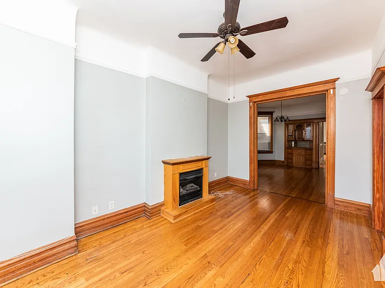 907 W Addison St #2 — Photo 3