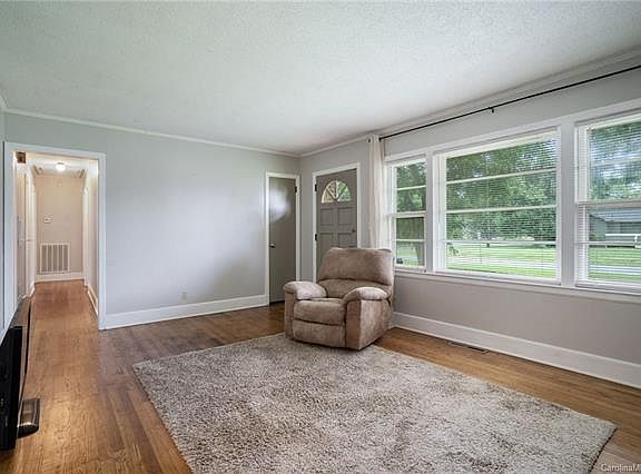 4th image of 2106 Country Ct