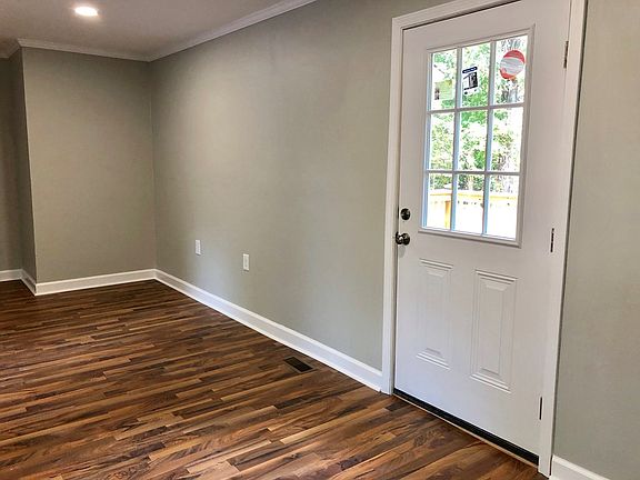 3rd image of 708 Laurel Ave E