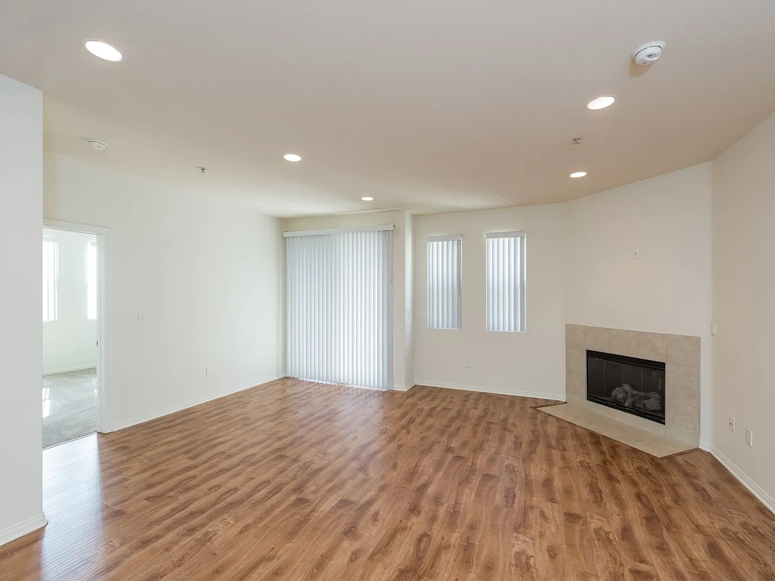 Glenoaks Villas — Photo 2
