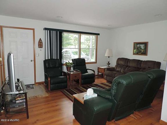 4th image of 2764 E Broadway Ave