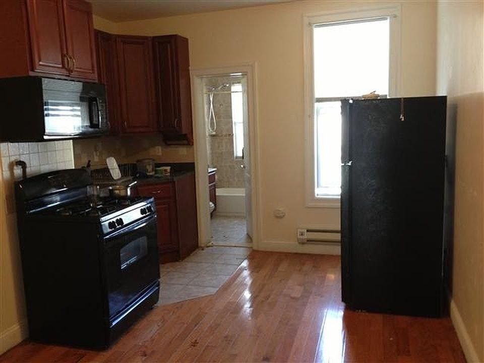 2nd image of 604 11th St APT 2