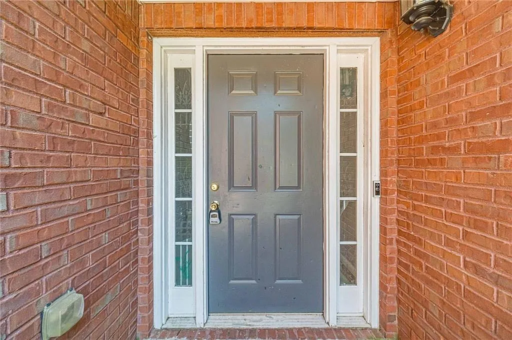 4 bed, 2.0 bath, 2081 sqft, $2,300 — Photo 2