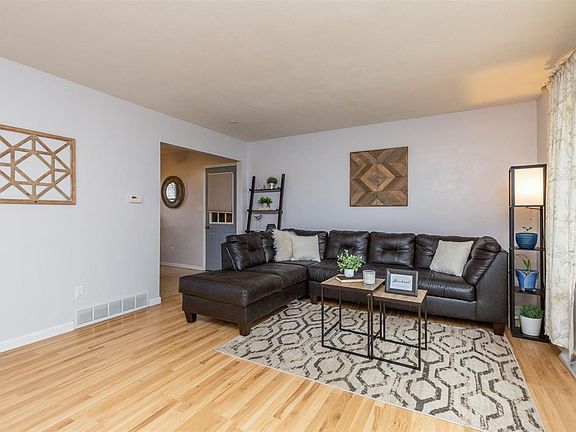 2nd image of 1121 Columbine Dr