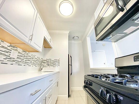 3rd image of 238 S Mariposa Ave APT 405