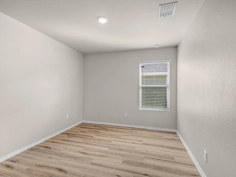 1412 Silver Oak Ln — Photo 9