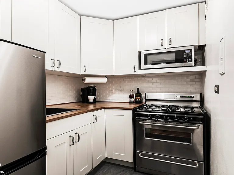 430 W 34th St #7J — Photo 4