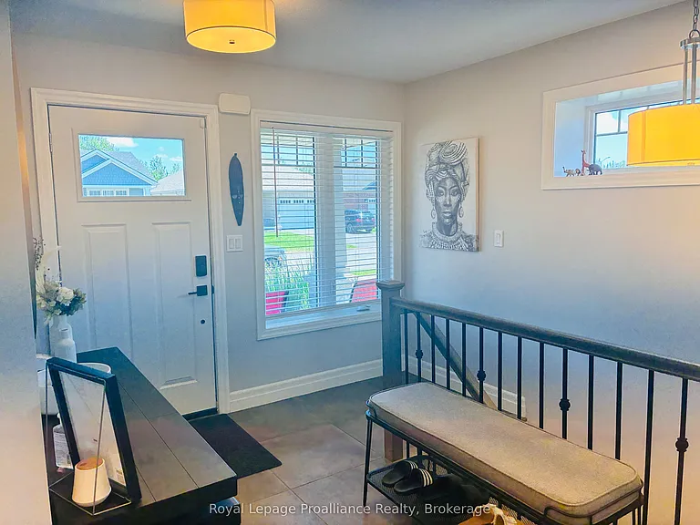 48 Mercedes Dr — Photo 3