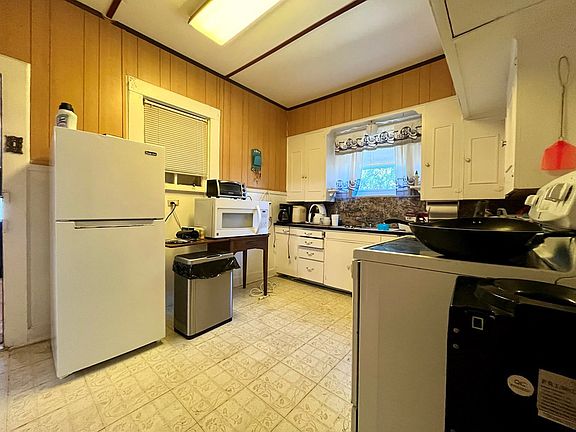 5th image of 915 Preusser St