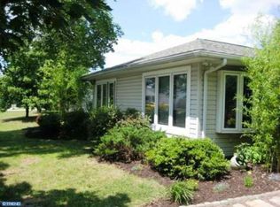 6 Park Ln, Levittown, PA 19054