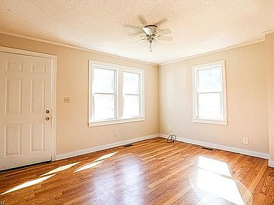 2nd image of 127 Holly Tree Cir