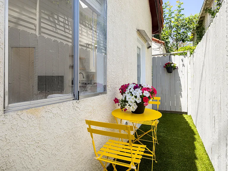 910 1/2 Nowita Pl — Photo 11