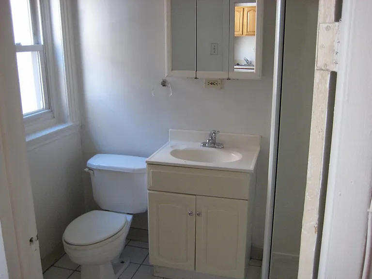 2022 Spring Garden St #2R — Photo 4