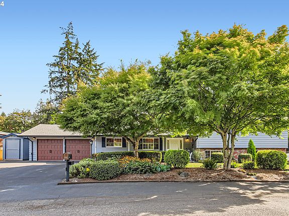3rd image of 2908 SE Laurelwood Dr