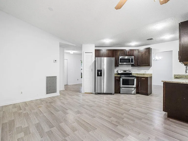 190 Parkwood Dr — Photo 4