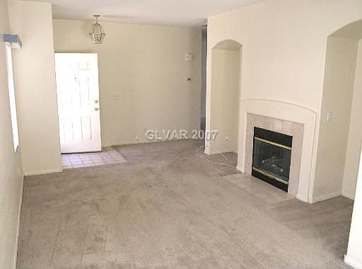 Living rm w/ Fireplace