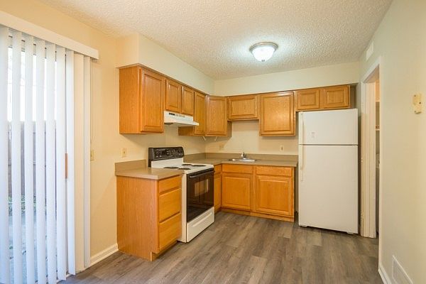 1st image of 221 Peppertree Ln