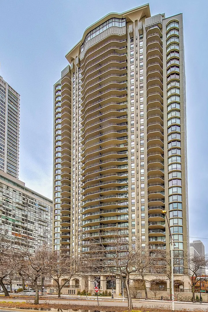 1040 N Lake Shore Dr APT 12B photo 1