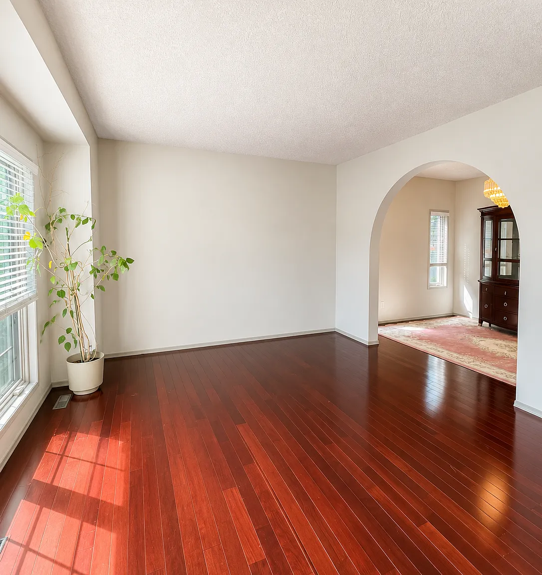 Spacious Upgraded 5-Bedroom Family Home Bulyea Heights — Photo 4