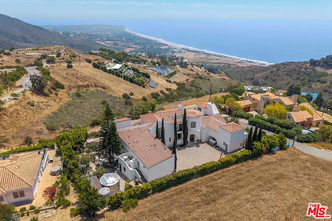 Photo 2 of 10 - 5828 Foxview Dr #2 - Malibu, CA Building Photo - 5828 Foxview Dr #2