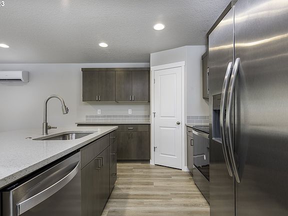 5th image of 4819 NE 37th Ct