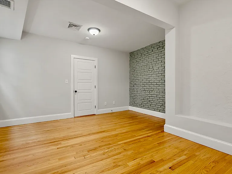 129 Sutherland Rd — Photo 14