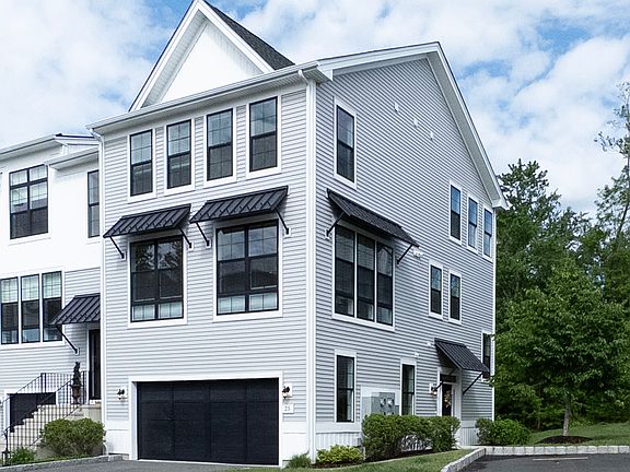 Welcome to 25 Brentwood Circle in the Woodlands at Rivington.